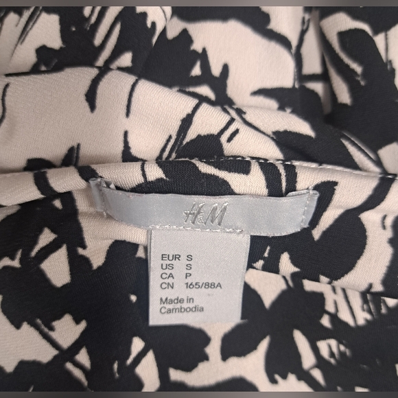 H&M S Slinky Stretch Knit Dress Gathered Ruched Black Ivory Floral Short Sleeve - Picture 4 of 5